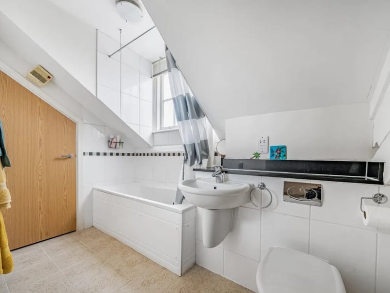 Step inside exceptional this two bedroom flat in a highly sought-after Gunwharf Quays area. 