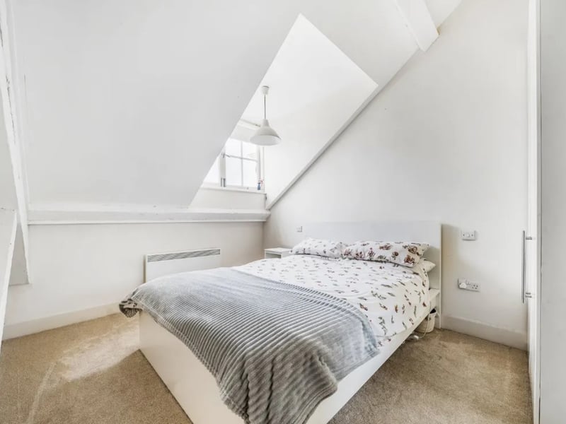 Step inside exceptional this two bedroom flat in a highly sought-after Gunwharf Quays area. 