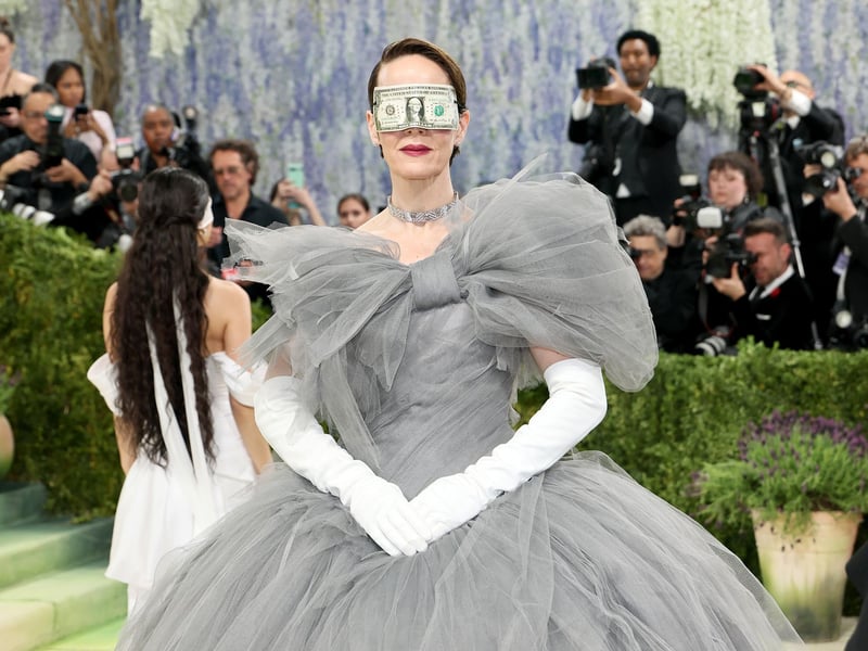 Like with all great art, Sarah Paulson's 2026 Met Gala look is open to interpretation... but she wears money as a blindfold.