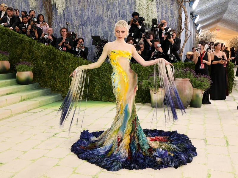 YouTuber and businesswoman Emma Chamberlain returned to the Met Gala as Vogue's red carpet correspondent.