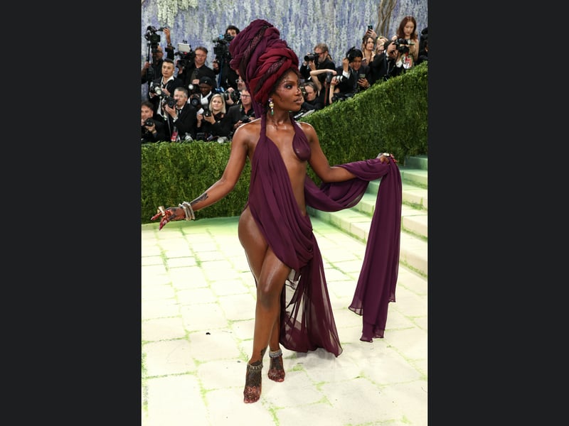 While she left her hotel wearing a full body covering, Doechii's 2026 Met Gala look was revealed in full on the red carpet. 