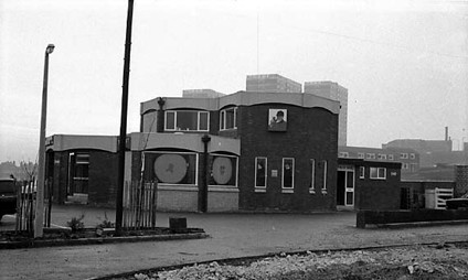 The Kings Arms public house on Meanwood Road. This was the second Kings Arms Hotel to stand on this site. In the backgound, the Oatland tower blocks are visible
