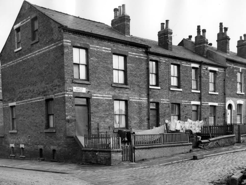 Looking across to Amelia Terrace from Carlton Street in November 1964.  Numbers 1 to 3 were back-to-back through houses, 4 went through to Faith Street.