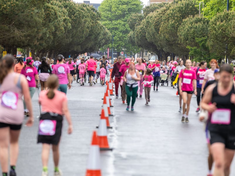 Runners on Avenue de Caen
