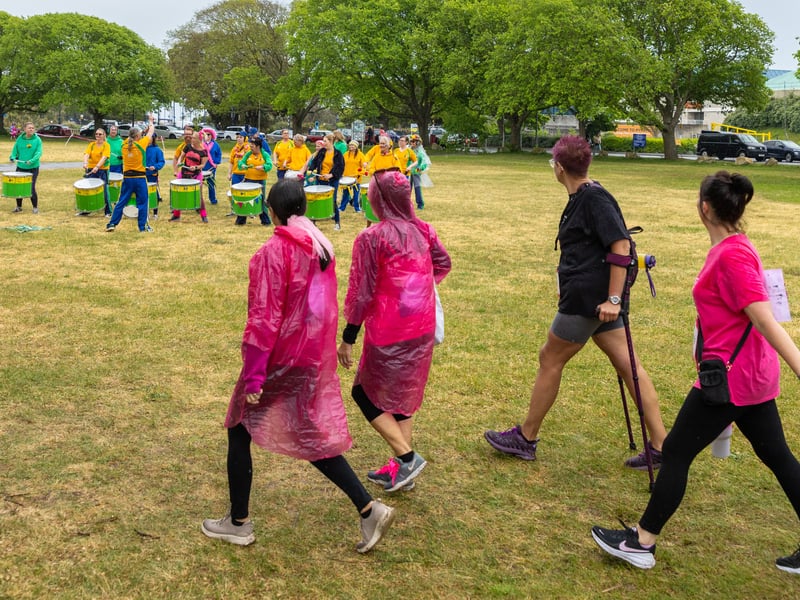 Runners watch the Big Noise Samba Band 