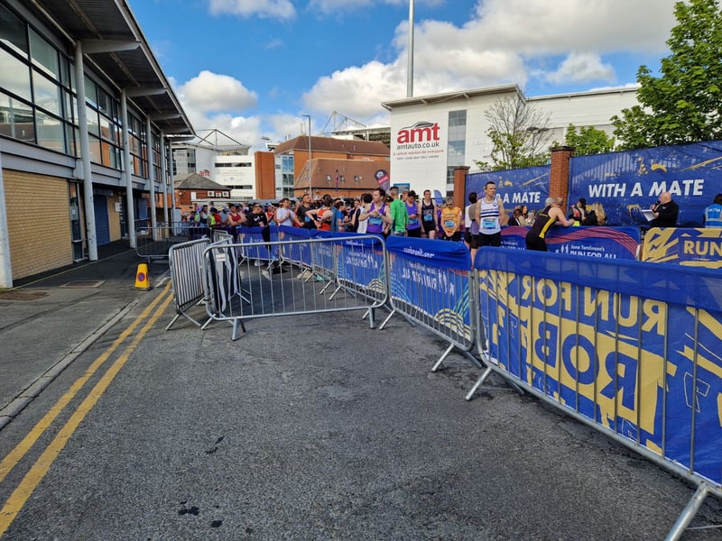 5,500 runners prepare to take on the full marathon route