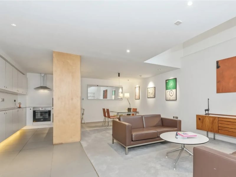 This stunning two-bedroom duplex apartment is set within a waterside development, with a communal riverside residents' terrace. It boasts a huge open plan living/kitchen/dining area, and there's a Jack and Jill bathroom to the master bedroom. Brewery Wharf, with its grocery shops, cafes and bars, is just a three-minute walk away, and Leeds railway station is less than 10 minutes by foot.