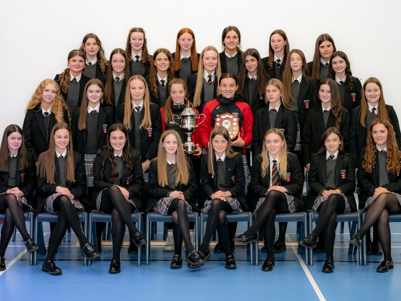 Senior Camogie team with the Róisín Mhic Mhánúis Cup.