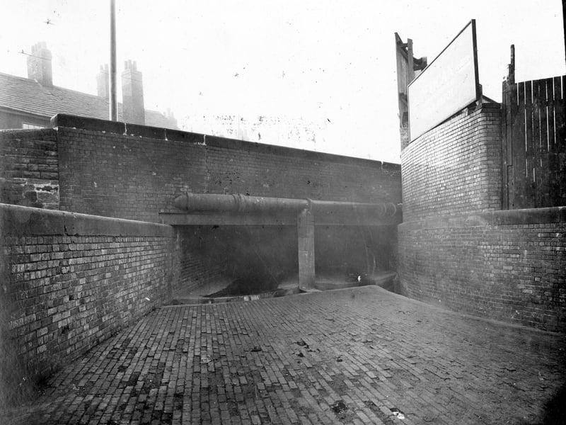 Bridge over balm beck looking on to Low Road in November 1934.