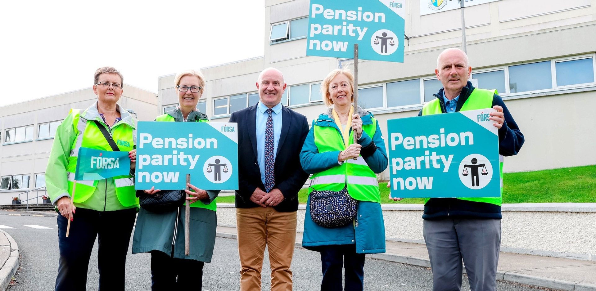 GALLERY: Fórsa school secretary and caretakers strike outside Kildare ...