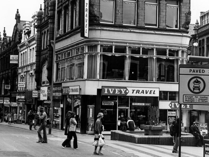 Lands Lane precinct at the corner with Albion Place in April 1979. From the left, on Albion Place, shops include Bailey's, Nicola Anne, Willerby, Royce Manshop Ltd at number 27, Brandon House Ltd jeweller's at 28 and Ivey Travel at number 6 Lands Lane. A sign in the foreground informs that Lands Lane is a paved zone with vehicle restrictions.