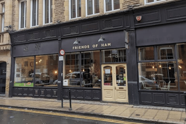 As you curve down toward Swinegate, this beloved local bar and charcuterie hub is ideal if you’ve arrived in the city early and want to grab an exceptional premium craft beer or a quick independent bite in a relaxed atmosphere before joining the festival queues.