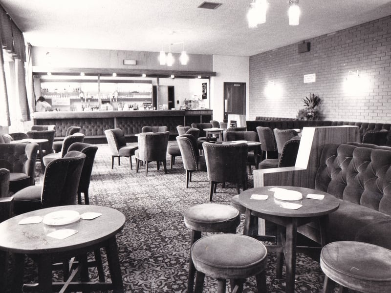The luxurious lounge bar Scatcherd Lane Sports Centre in November 1975.