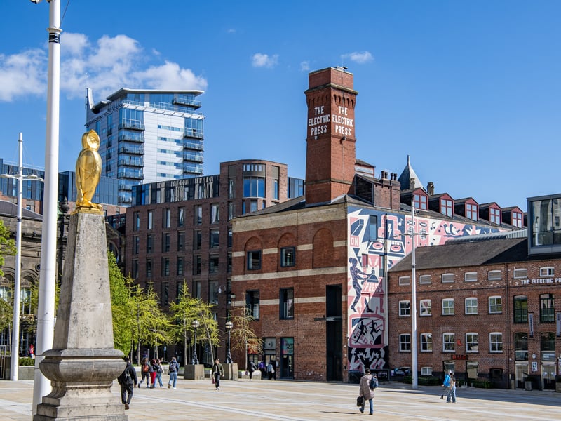 Home to the famous Leeds Big Screen, this major civic space regularly broadcasts the entire tournament live to the public. It delivers a wonderful open-air community experience right in the city centre 🎾 Millennium Square, Leeds LS2 3AD