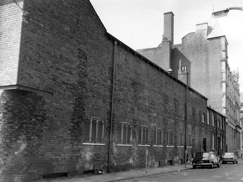 Alexander Street showing the rear of Leeds Art Gallery in July 1974. This part is the old Sam Wilson extension. On the right, the rear of the Municipal Buildings can be seen at the junction with Calverley Street.