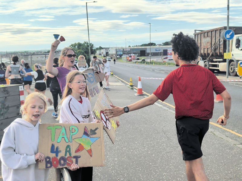 The Martin family showed up loud and proud—supporting their family, the D’Mains runners and friends, while cheering on all the marathon runners with “Power Up” and “Hi5 for Energy” signs.