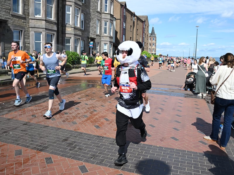 This runner braved the soaring temperatures in this panda suit.