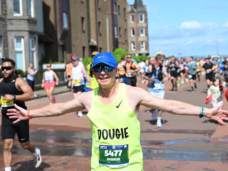 'Dougie' was having a ball taking on the Edinburgh Marathon.