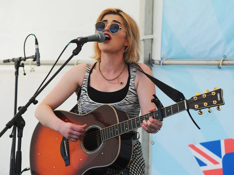 Singer Gina Larner performing.