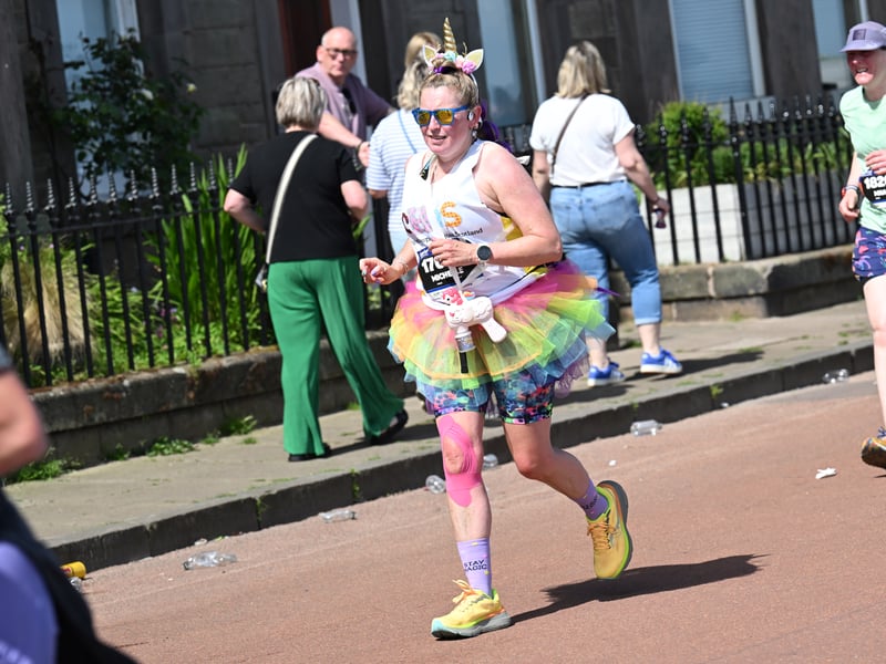 This woman looked like a running rainbow at the Edinburgh Marathon 2026.