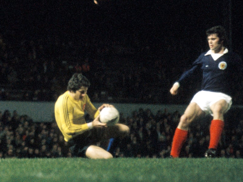 A bit of an unheralded gem this one in the 1-1 Home International Championships draw. The build-up isn’t bad either. Kenny Dalglish to Archie Gemmill, someone who knows a bit about great goals. The midfielder turns provider here with a lovely outside of the boot pass from the right that Johnstone headbutts into the net from distance – one of the most powerful headers ever seen at Hampden.