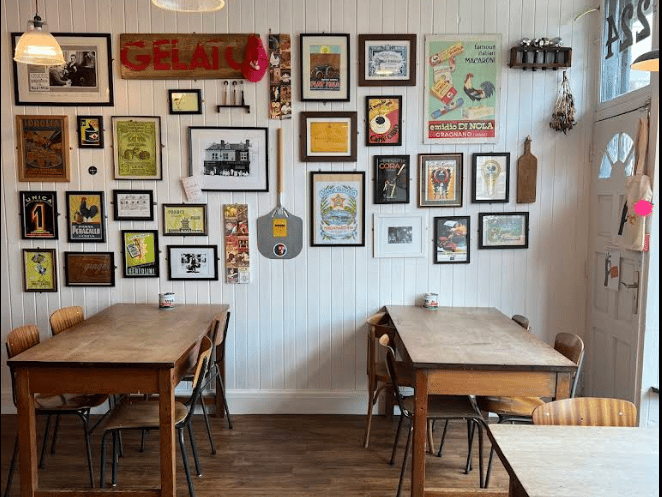 Bragazzis is described as a must visit. Jill Rackham commented: "Just been for lunch and the sandwiches and cakes were amazing as always."