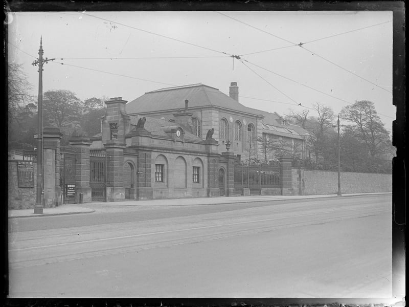The main entrance to Edinburgh Zoo, pictured in the 1930s.