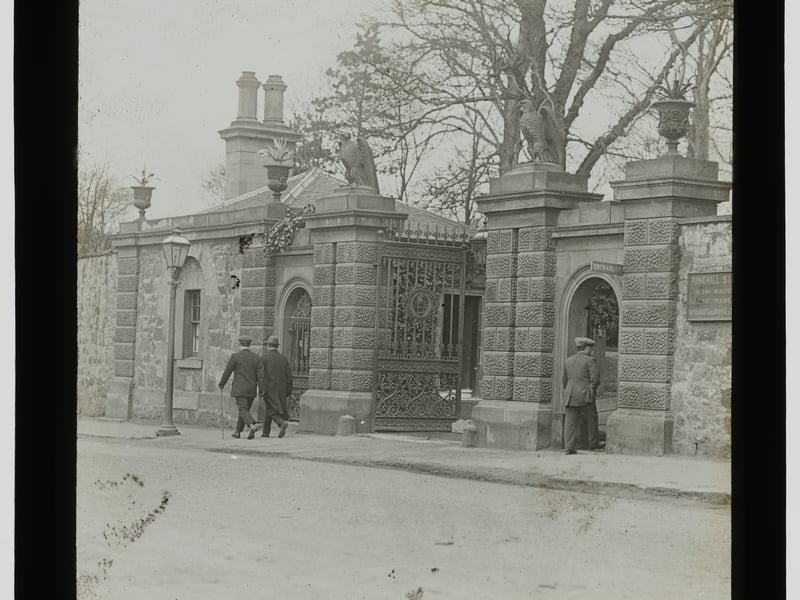 The front entrance to Edinburgh Zoo, pictured in 1930.