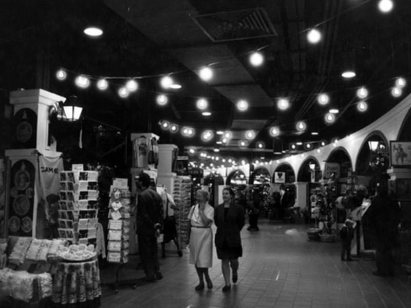 Meadowhall Lanes and small shops area, Lower Mall, in September 1991