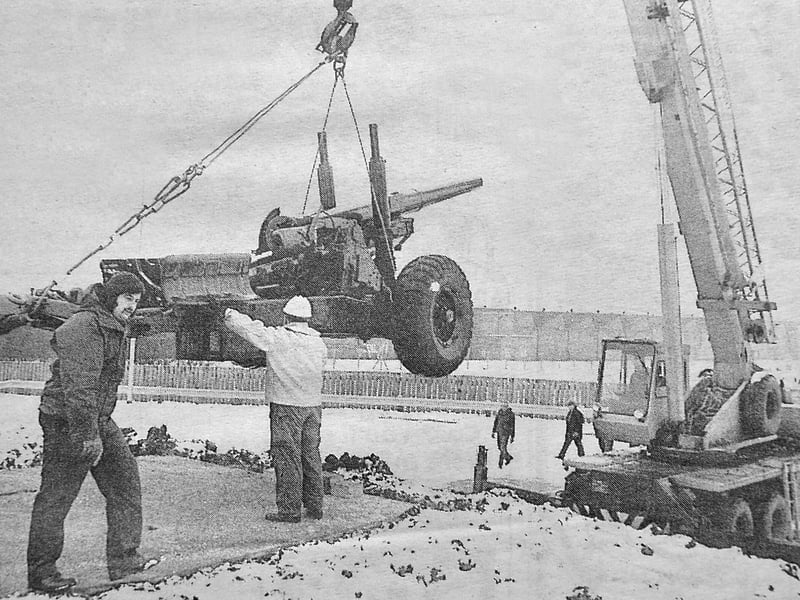 Donnington, January 1985, captures a striking moment as artillery guns are installed on the Garrison Roundabout, marking a distinctive addition to the local streetscape. This image shows three 5.5-inch field guns presented by the Army at COD Donnington to Telford Development Corporation, following refurbishment and safety work carried out at the garrison. Handed over by Brigadier H R Higgins, the guns were positioned on the traffic island opposite the depot entrance, creating an unusual roadside landmark.