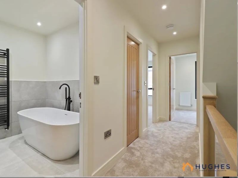 There are four bedrooms and four WCs to match, including three showers and a bathtub.