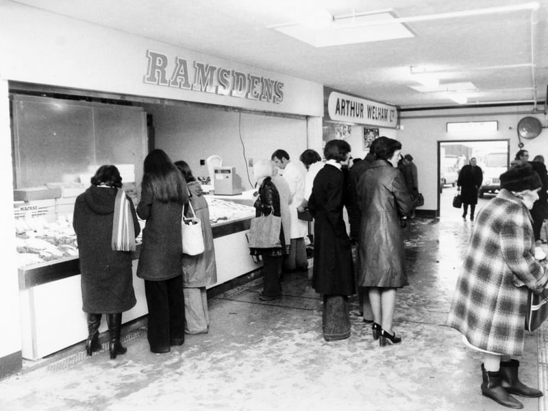 Shoppers choose prime fish in the new fish market in November 1976.