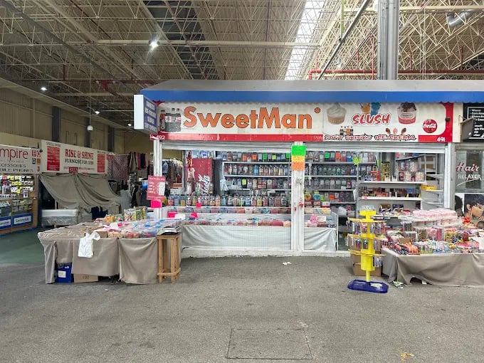 A popular stall inside Kirkgate Market, Sweetman stocks a huge range of sweets, chocolates, fudge and retro favourites. From traditional boiled sweets to modern confectionery.📍Row H, Leeds Kirkgate Market 1981 Hall Unit 492, Leeds LS2 7JH
