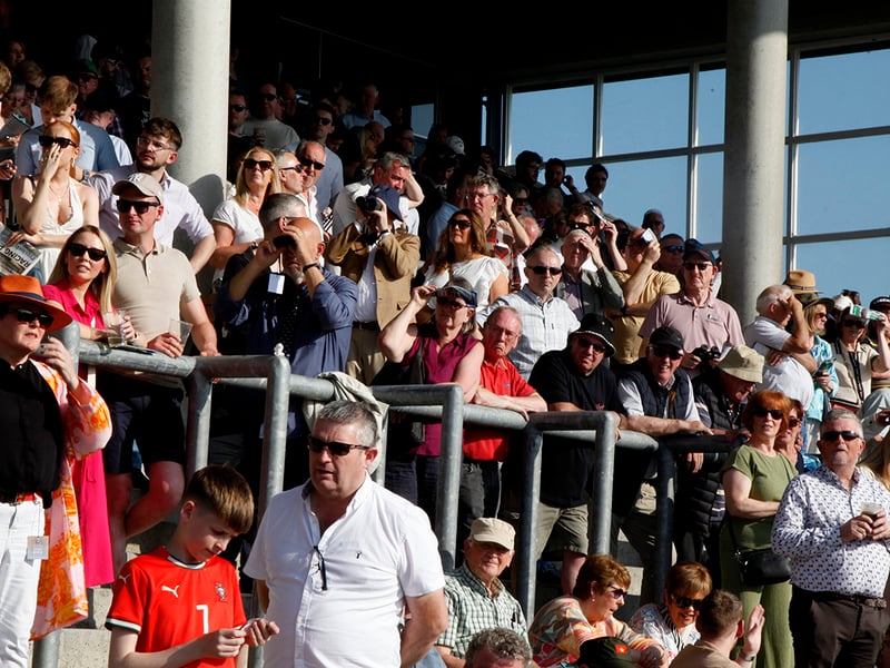 Ballinrobe crowd picture