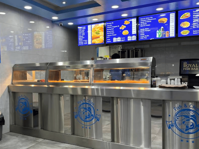 The Royal Fish Bar, which has a 4.7 rating, has been praised for it's excellent customer service. Marion Milroy wrote: "Nipped in for a quick chippy tea and absolutely loved it. Cheerful chappy took our order and an equally pleasant assistant served us.
Fish batter was light and very crispy and the chips were perfect too."
