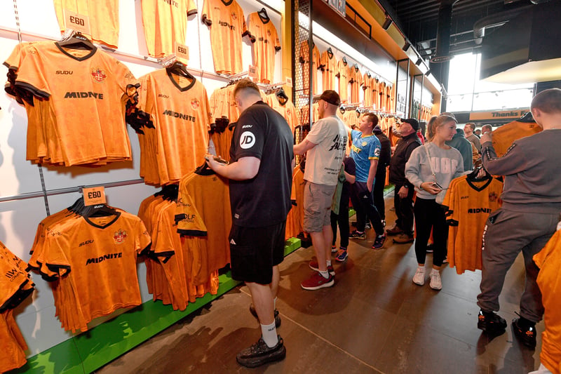 14 photos show the first Wolves fans lining up to buy the 2026/27 home ...