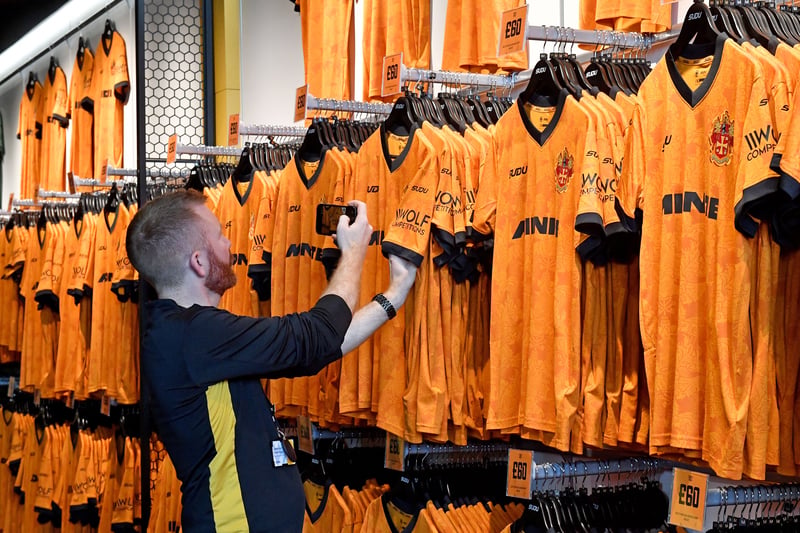 14 photos show the first Wolves fans lining up to buy the 2026/27 home ...