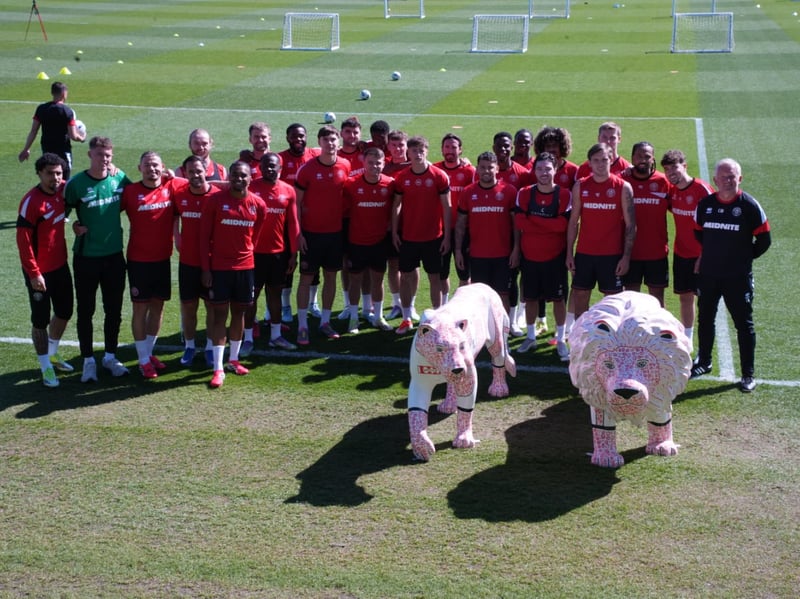 The Sheffield United squad with two lions of their own.