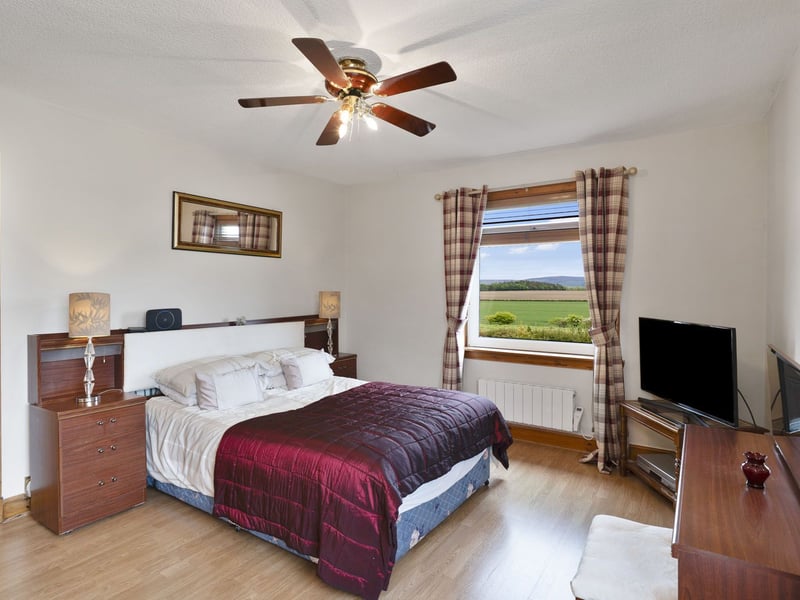 These are comprised of two doubles with generous built-in wardrobes and two versatile bedrooms (one also with ample wardrobe storage).