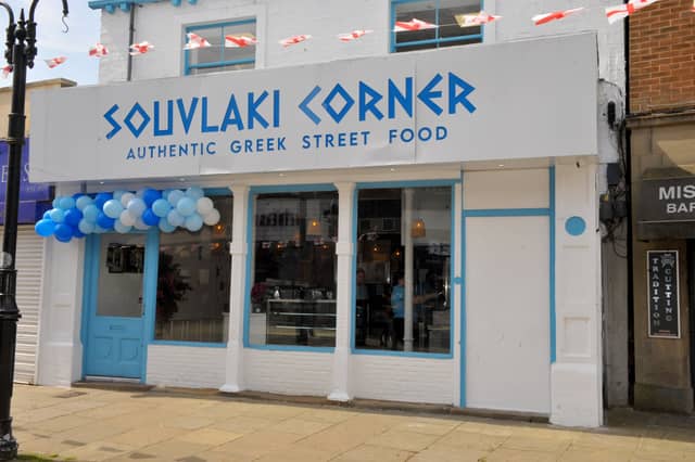 This Queen Street gem has won an army of local fans who swear by its authentic Greek street food. It’s incredibly popular for its monster-sized gyros wraps, perfectly seasoned grilled meats, and vibrant tzatziki, making it the ultimate spot for a light, fresh summer meal that feels like a holiday. 🍴 88 Queen St, Morley, Leeds LS27 9EB