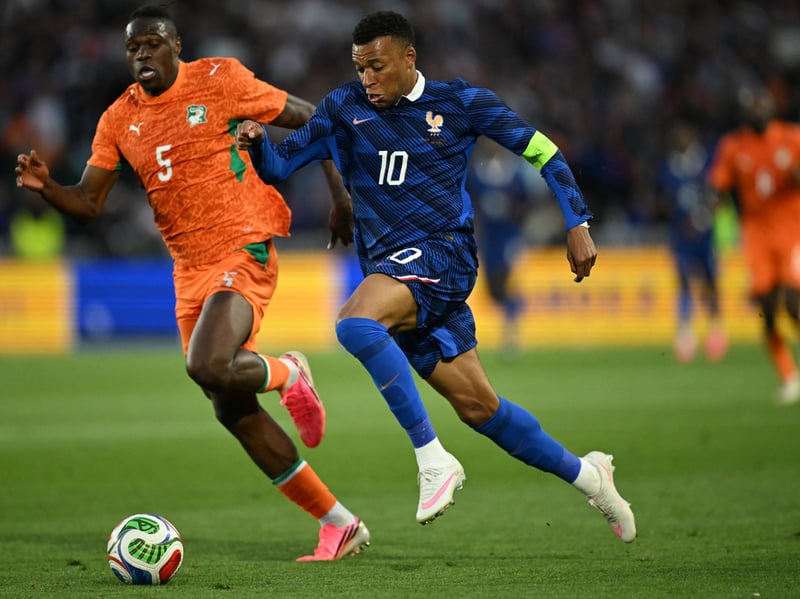 We really, really like this one. It's different to the classic kits often associated with France kits of the late 90s, but that's okay when it's as smart as daring as this. The white collar really pops.