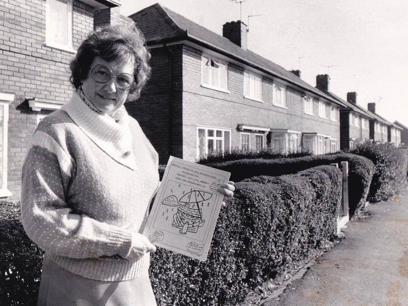 Jean Shields with the report complied by Broom Tenants' and Houseowners' Association in October 1986.
