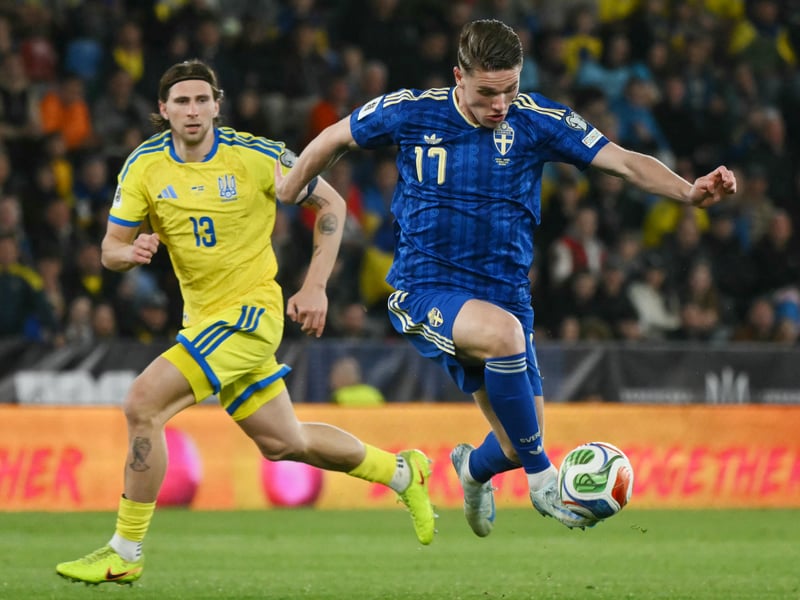 While the home kit does little to please, Sweden's away shirt definitely has something about it. The template is pretty basic, but the pattern design throughout is pretty nifty. Loses marks for a slightly oversized collar, but it's a good effort.