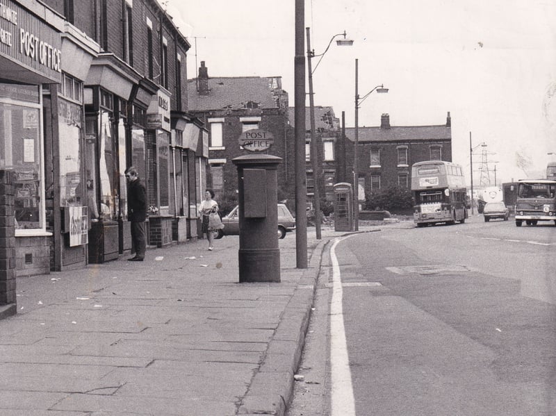 Hunslet Low Road pictured in June 1974. This yellow line had been laid by mistake.