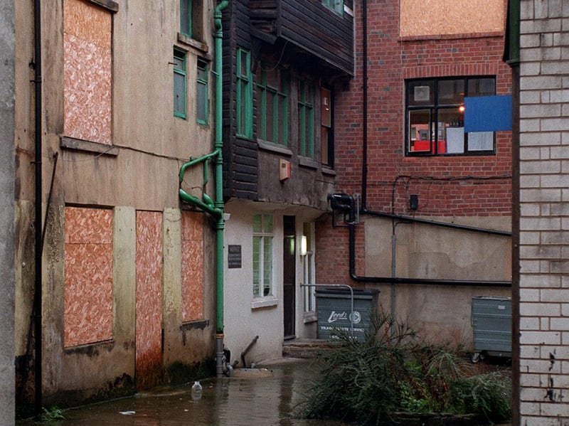 Lambert’s Yard, sometimes known as Lambert’s Arcade, contains the last three-decker house in the city. The building was put up around 1600 as a ‘little mansion’.