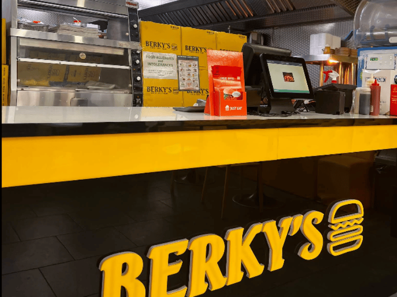 A dependable, multi-choice local staple right on the high street. Whether you're craving a towering burger, hot wings, or classic comfort food to get you through a rough Tuesday, they've got you covered. 🍴 21 Town St, Armley, LS12 1UX