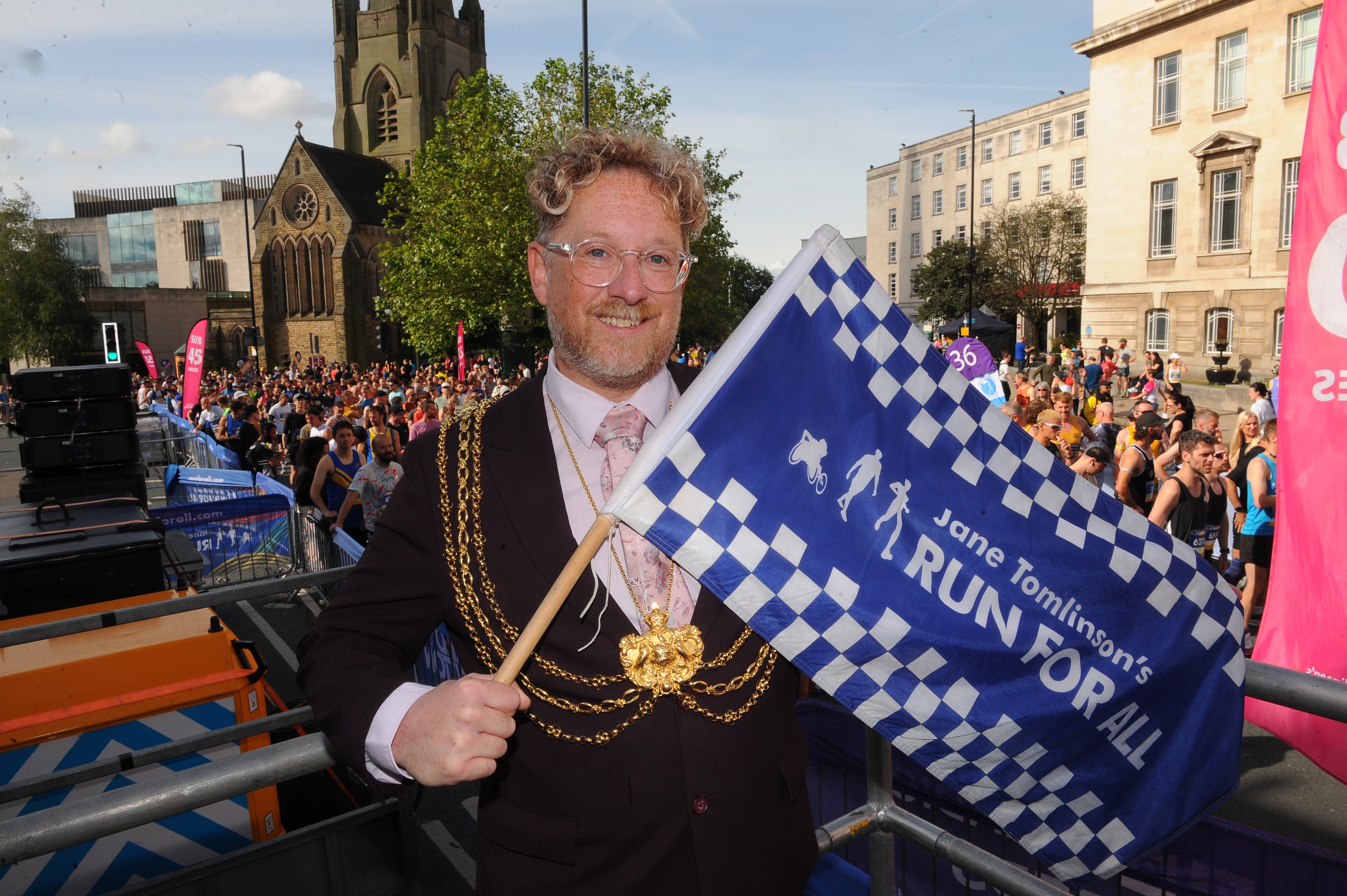 The Lord Mayor of Leeds Coun Stephen Holroyd sets off the runners