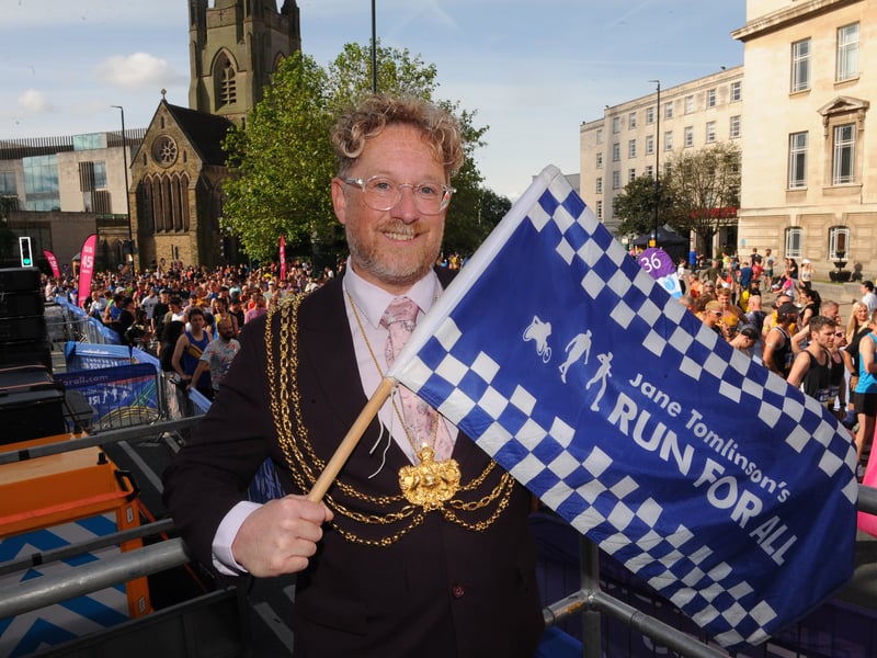 The Lord Mayor of Leeds Coun Stephen Holroyd sets off the runners