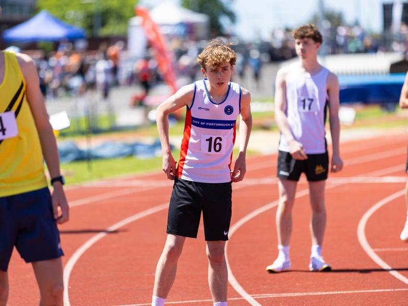 South East Hants district runner Luke Cunningham (middle) during Heat 2 of the Inter Boys 800 meters.