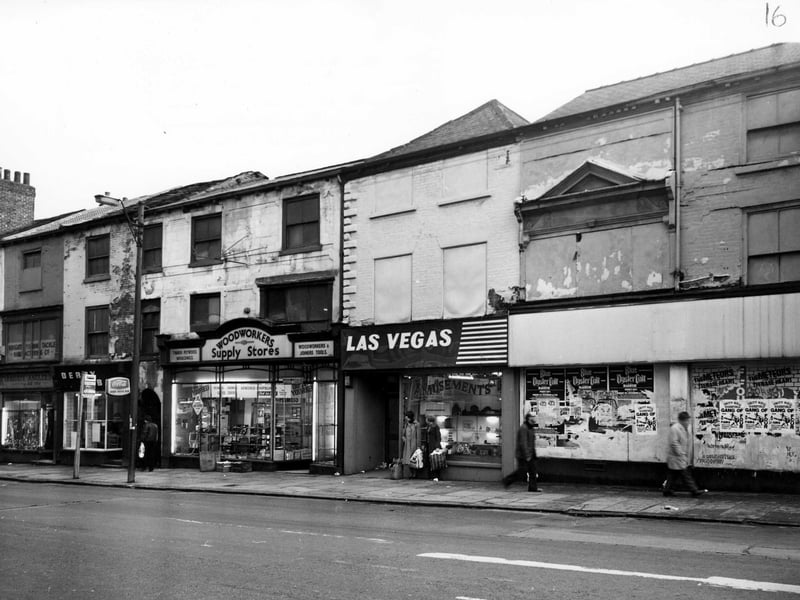  Kirkgate in December 1979. From left, No.95 Kirkgate Anglers' fishing tackle, No.96 Derby Bar Cafe, No.97 Woodworkers Supply Stores D.I.Y., No.98 Las Vegas amusements. No.99 is vacant and boarded up with fly posting covering the frontage.